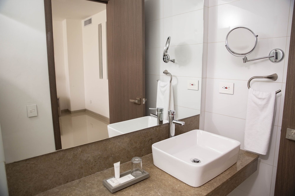 Junior Room, 1 Bedroom, Ensuite photo 2