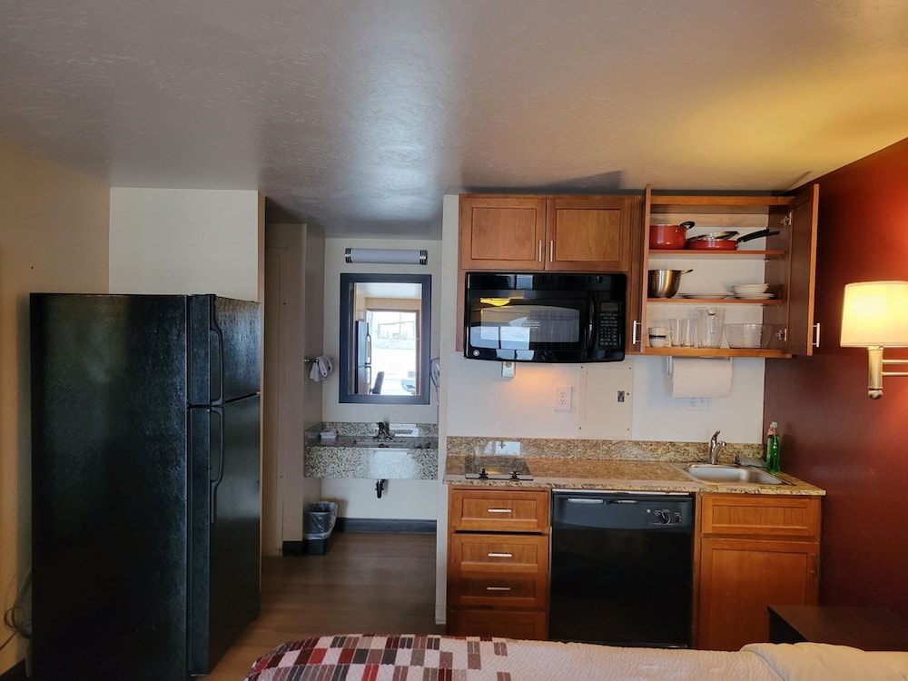 Deluxe Room, 1 King Bed, Kitchenette (Smoke Free) photo 3