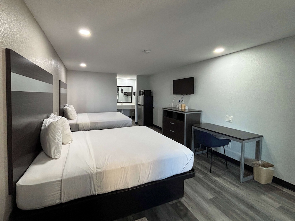 Deluxe Room, 2 Queen Beds, Smoking, Refrigerator & Microwave - Photo 6