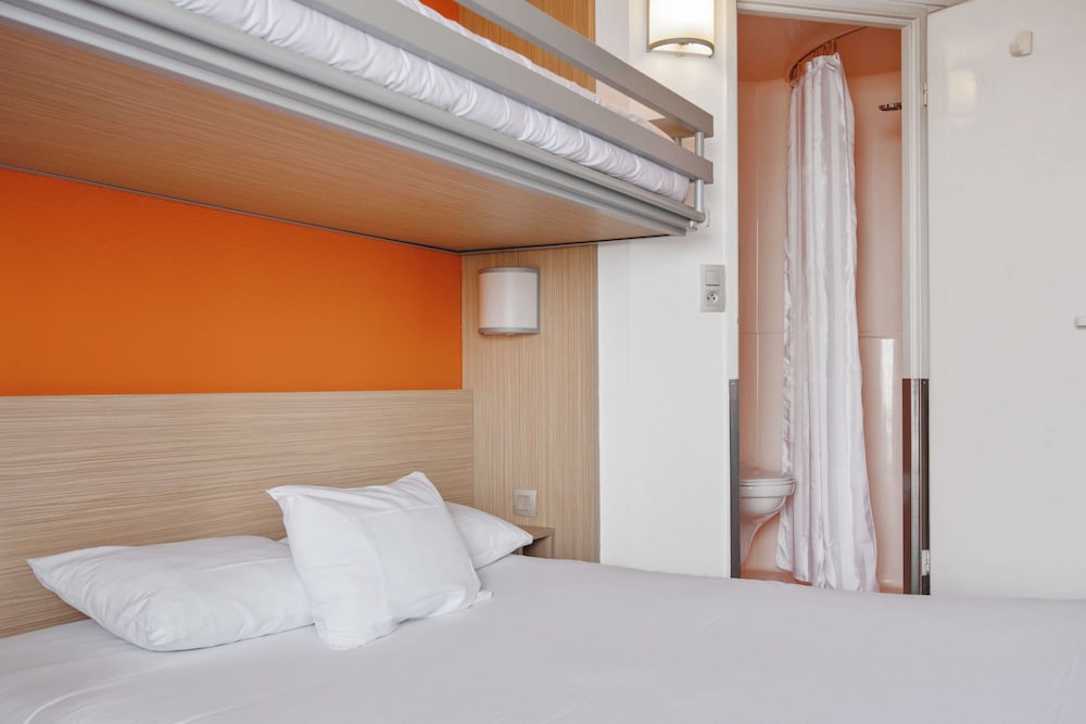 Standard Room, Multiple Beds (1 Double and 1 Single bed) - Photo 5
