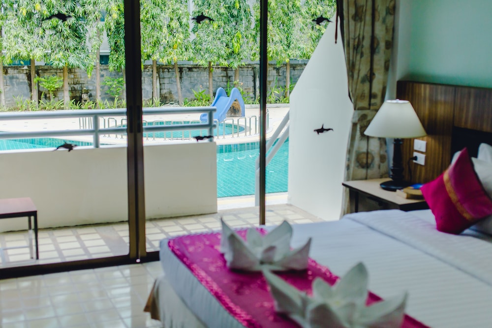 Superior Room, Pool View photo 3