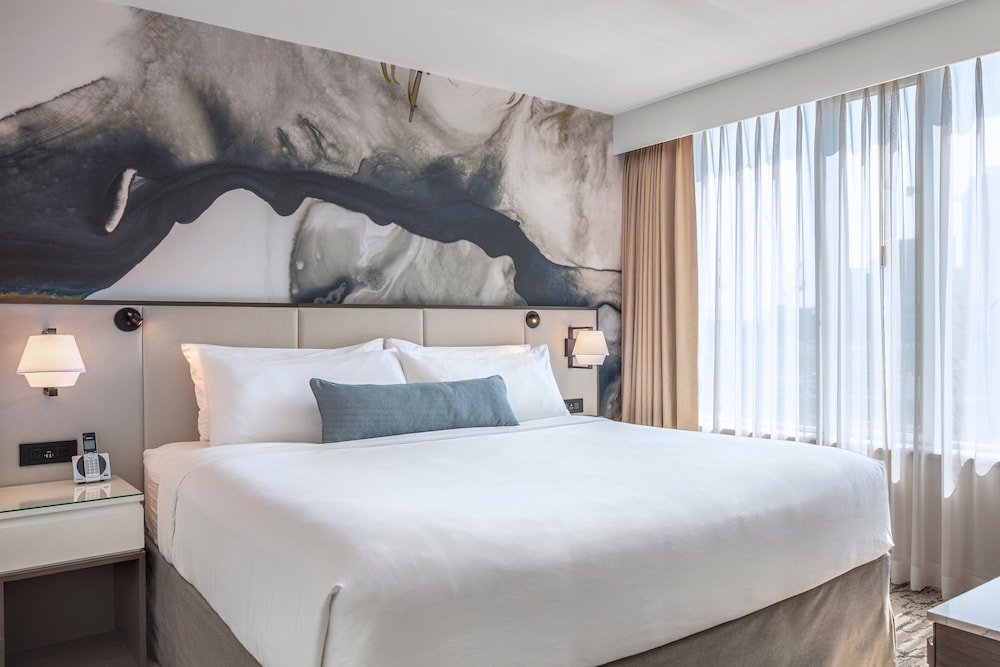 Suite, 1 King Bed, City View