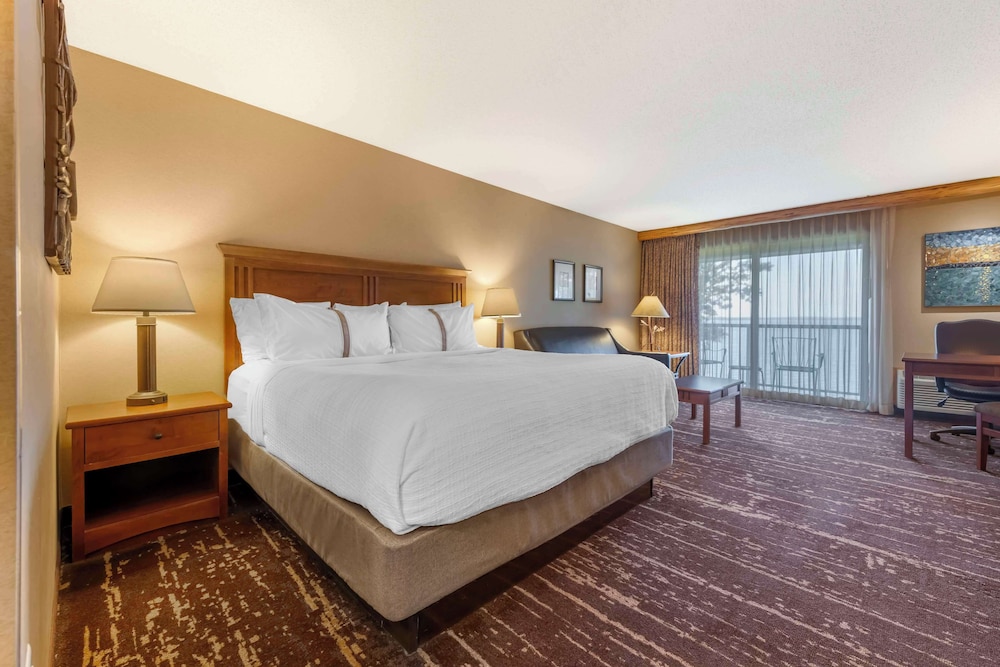 Standard Room, 1 King Bed, Balcony, Lakeside