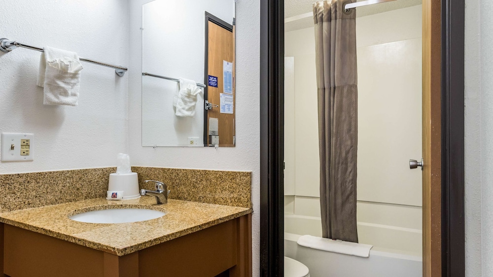 Premium Room, 1 King Bed, Non Smoking, Refrigerator - Photo 7