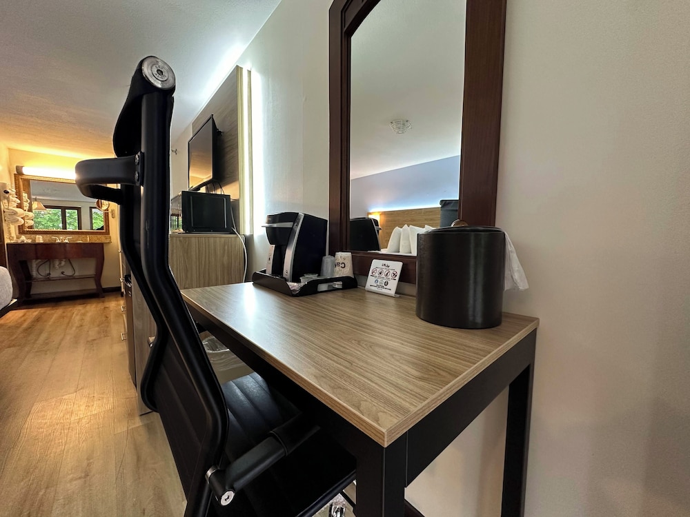 Standard Double Room, 2 Queen Beds photo 3