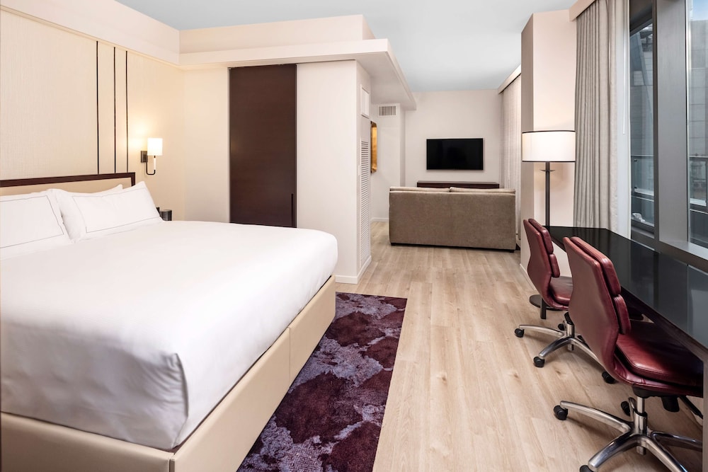 Premier Studio, 1 King Bed, Accessible (Hearing)