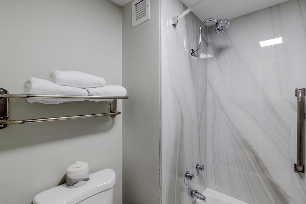Standard Room, 2 Queen Beds, Non Smoking, Refrigerator & Microwave - Photo 4