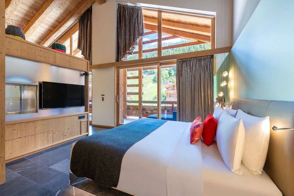 Sublime Suite, one king bed, mezzanine, mountain view