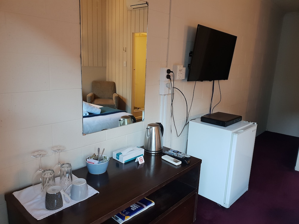 Basic Room, 1 Queen Bed photo 3
