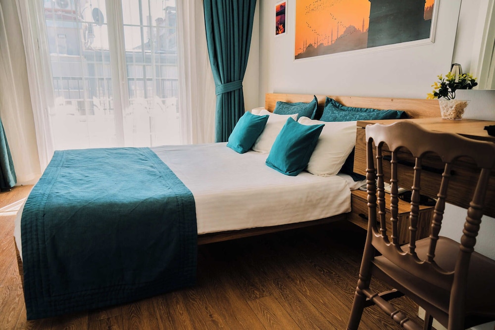 Elite Room, 1 King Bed, City View photo 3