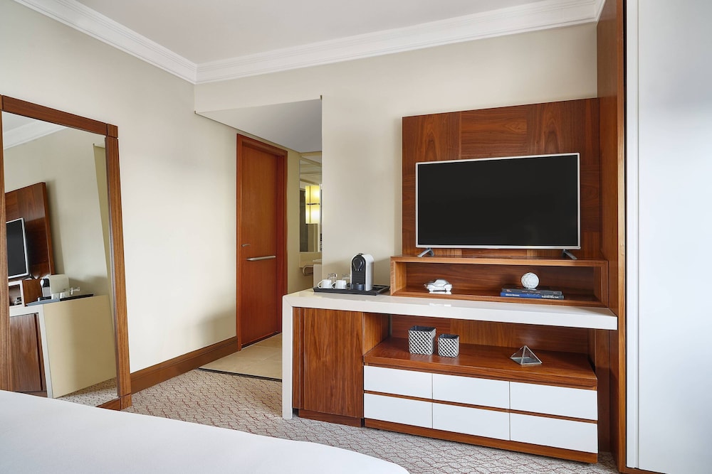 Room, 1 King Bed thumbnail 5