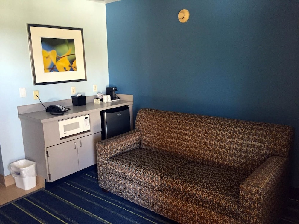 Suite, 1 King Bed, Non Smoking - Photo 5