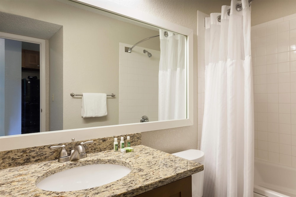1 BEDROOM 1 QUEEN SUITE WITH BALCONY - Photo 3