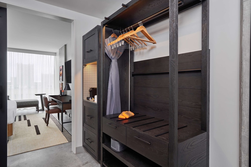 Premium Room, 1 King Bed, Accessible - Photo 1