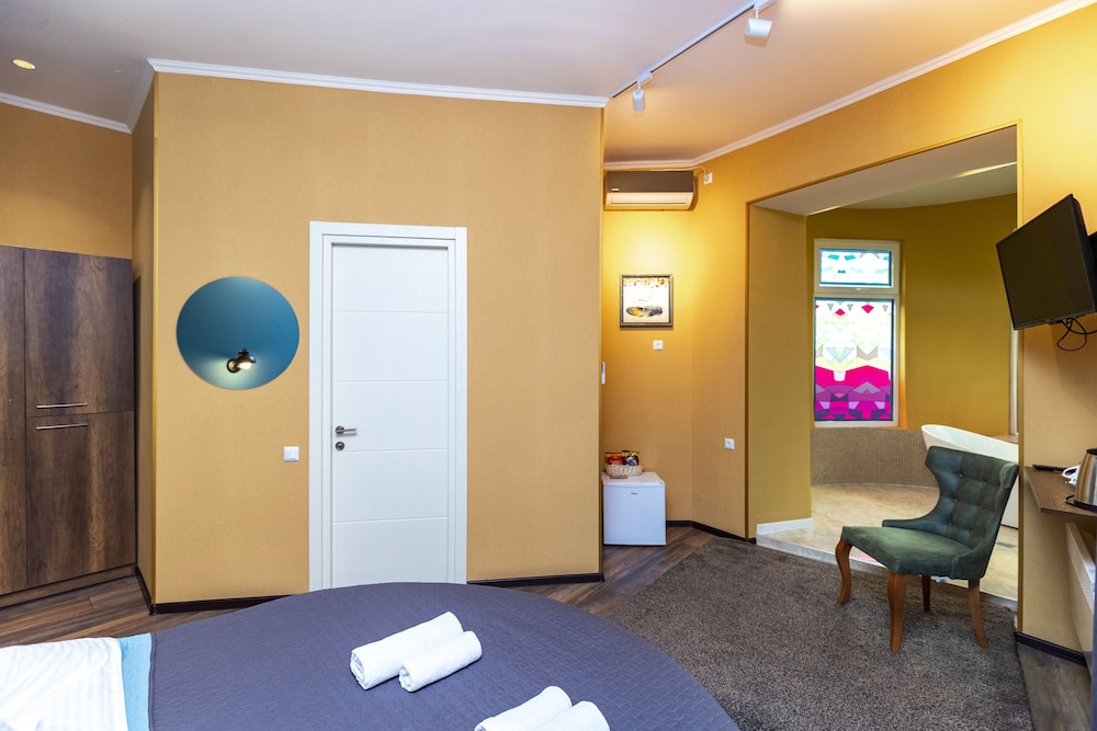 Luxury Double Room, 1 King Bed, Non Smoking, Bathtub photo 2
