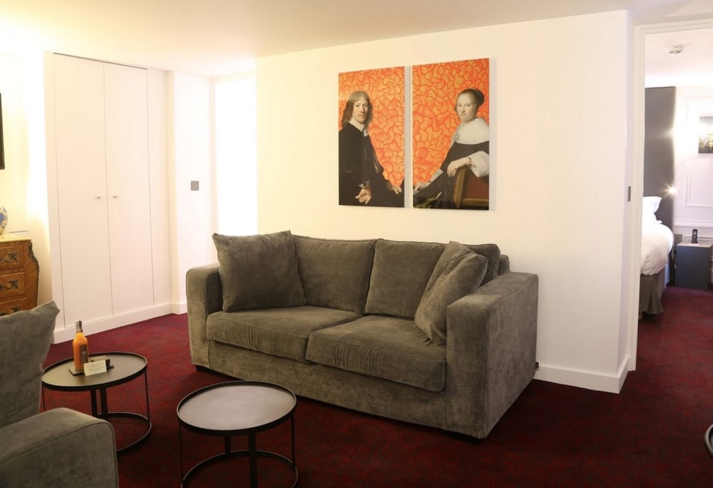 Suite, 1 King Bed with Sofa bed photo 3