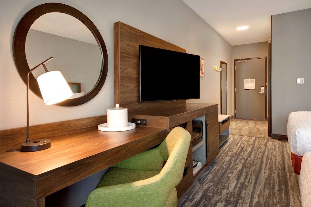 Room, 2 Queen Beds, Refrigerator & Microwave - Photo 4