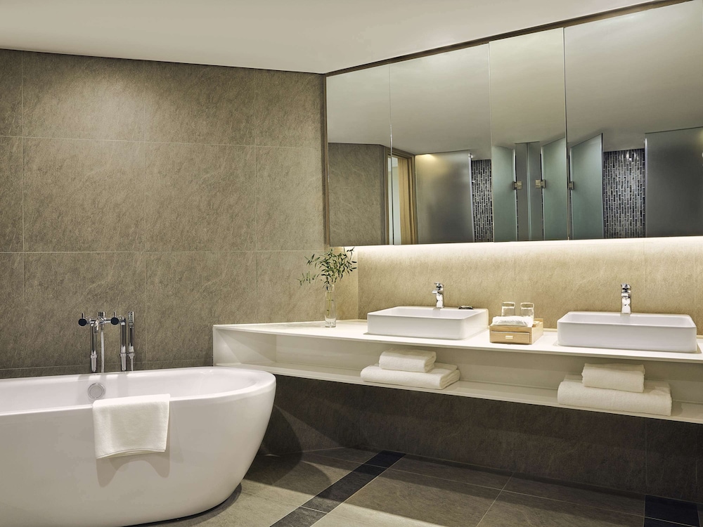 Executive Apartment, 1 King Bed with Sofa bed, City View (Lounge Access) thumbnail 6