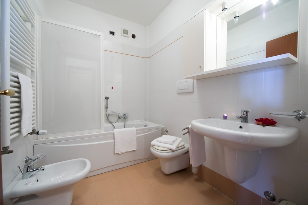 Family Apartment, 2 Bedrooms, Lakeside (Porto Letizia S9)