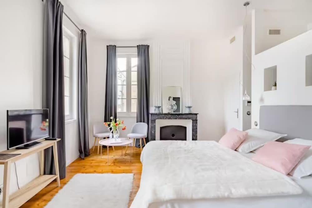 Deluxe Double Room, 1 Queen Bed, Non Smoking, Private Bathroom photo 1