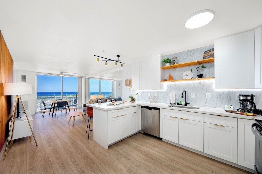 Ocean View 1BR at Ilikai Marina: Apartment, 1 Bedroom, Ocean View (0187) photo