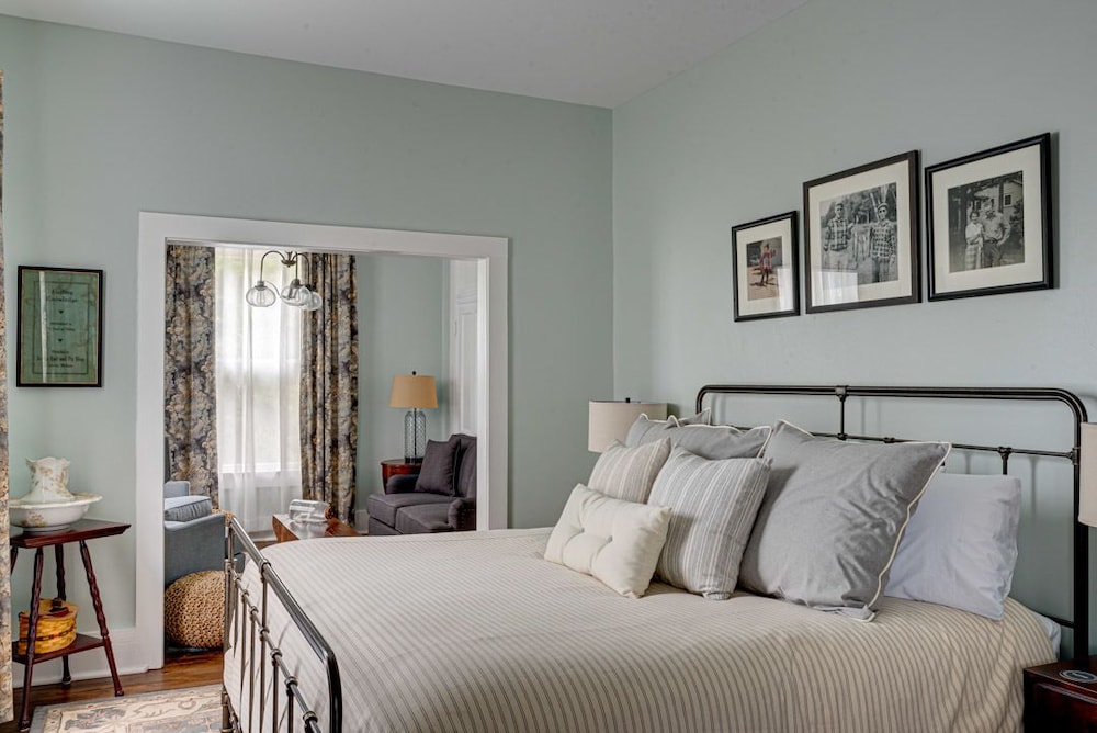 Suite, 1 King Bed, Lake View, Lakeside photo 1