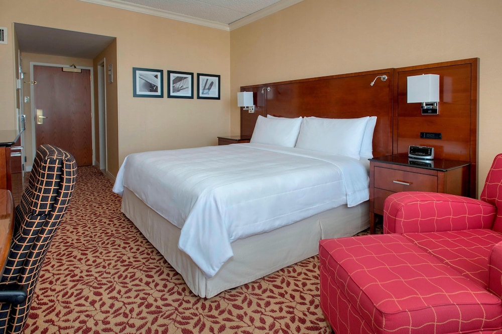 Room, 1 King Bed (Mobility/Hearing Access, Roll-In Shwr) photo 1