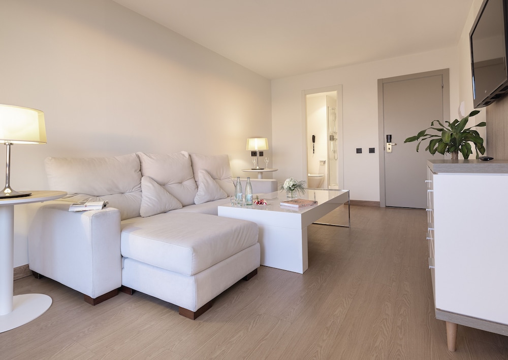 Junior Suite (Family) (2 Adults + 1 Children) photo 2