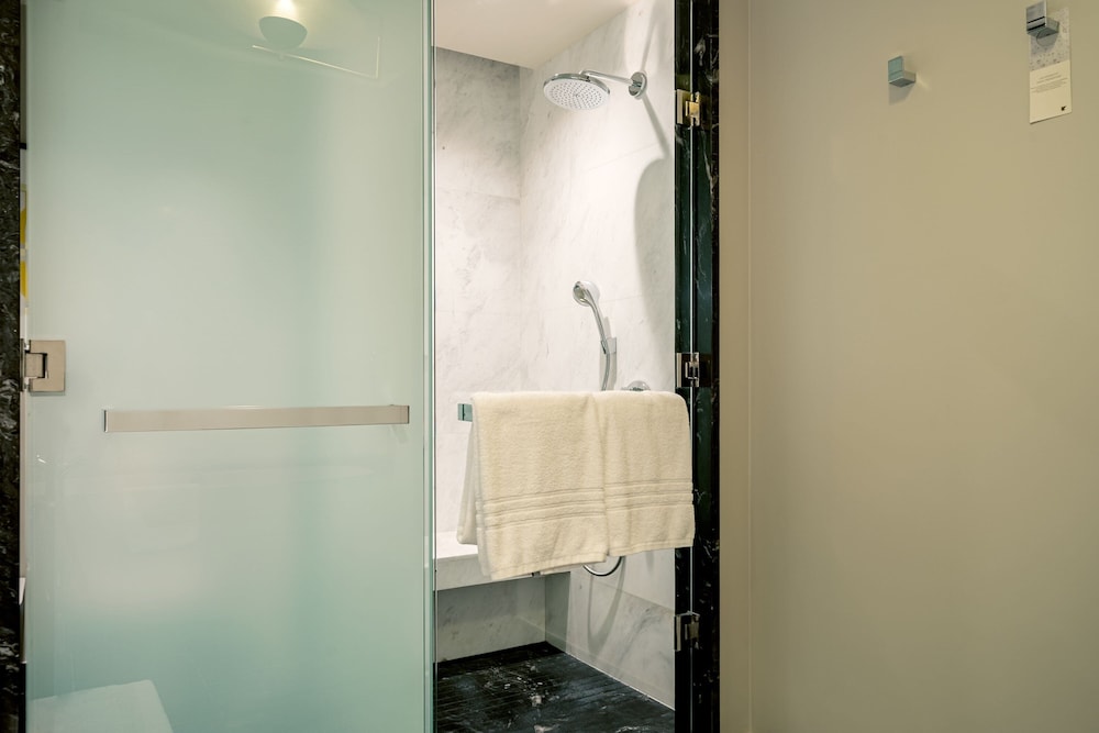 Griffin King Suite - Executive Lounge Access thumbnail 6
