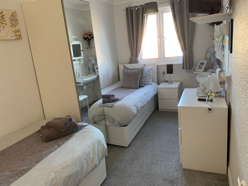 Basic Twin Room, Shared Bathroom, Sea View (Twin Room 3rd Floor) photo 2