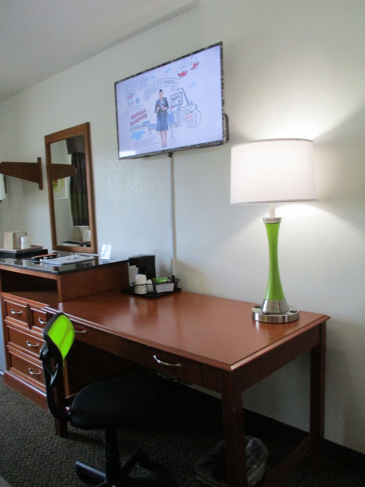 Standard Room, 1 Queen Bed - Photo 7