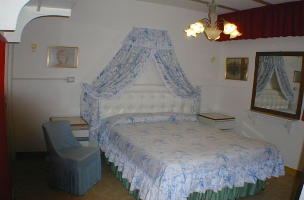 Single Room photo 2