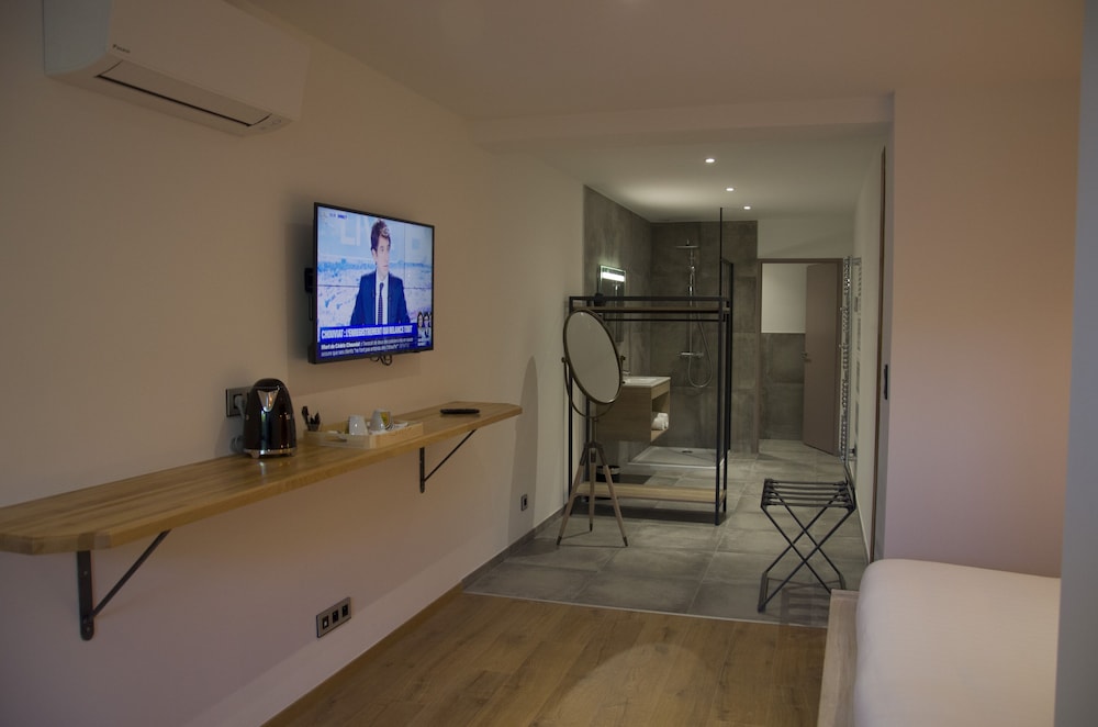 Executive Double Room, Ensuite, City View - Photo 3