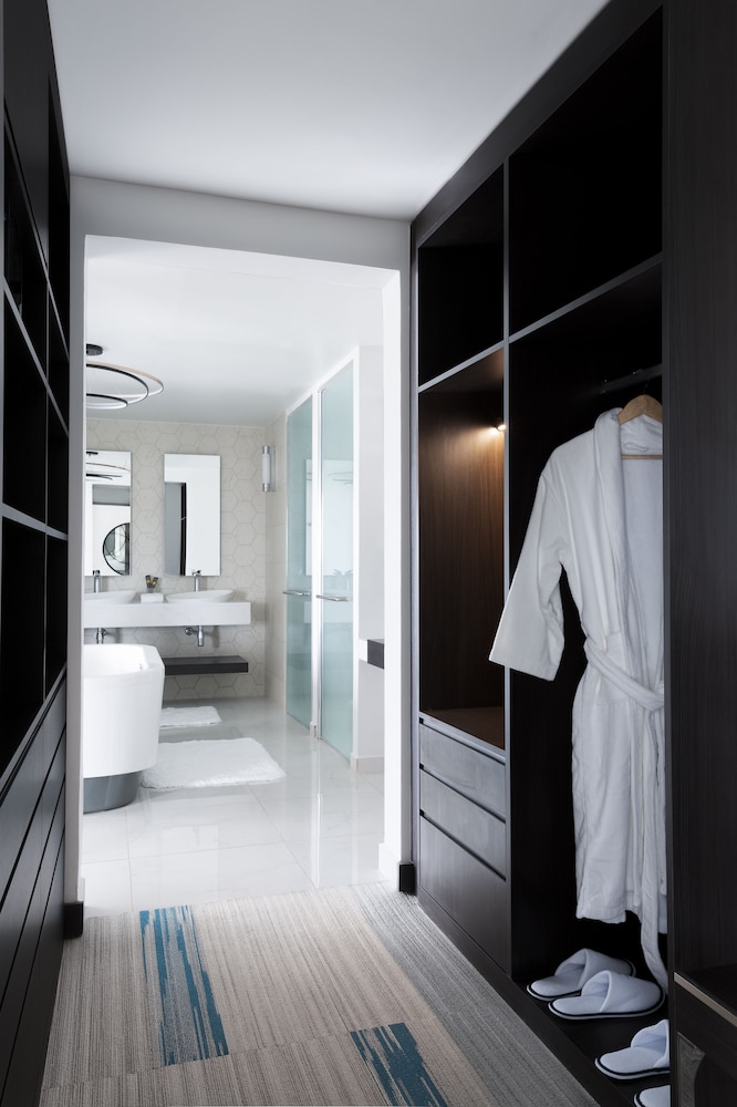 Junior Suite, 1 King Bed - Photo 1