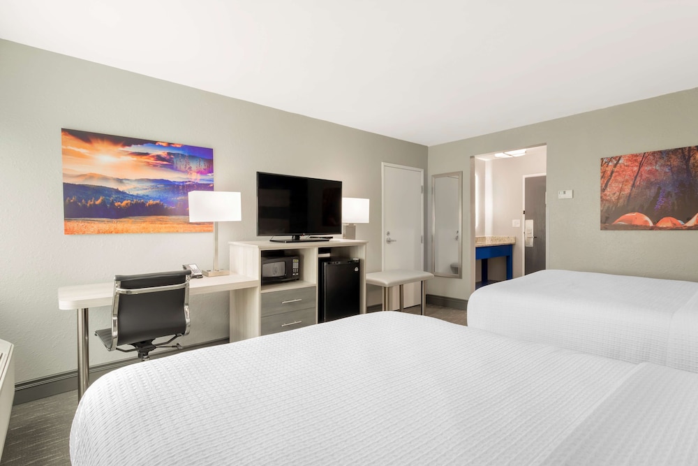 Standard Room, 2 Queen Beds, Non Smoking, Refrigerator & Microwave - Photo 2