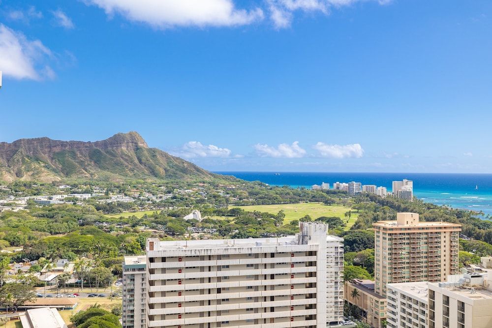 Diamond Head and Ocean views with King Bed and Parking: Condo, 1 Bedroom, Balcony, Ocean View (0023) photo