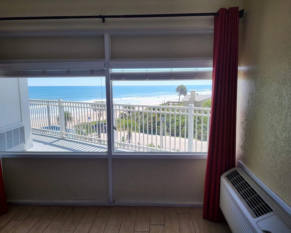 Standard Room, 1 King Bed, Ocean View photo 2