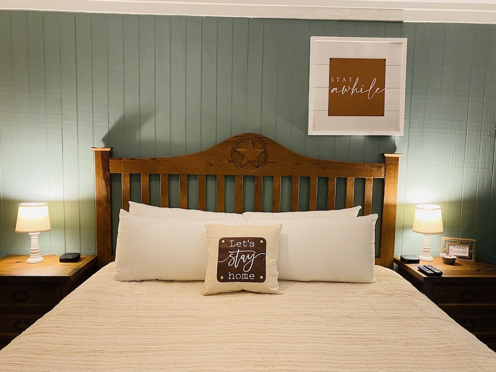 Deluxe Room, 1 King Bed, Non Smoking - Photo 5