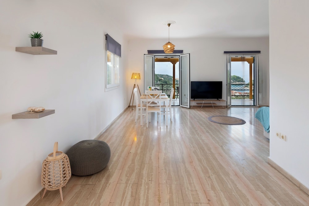 Apartment, 2 Bedrooms, Balcony, Sea View photo 3