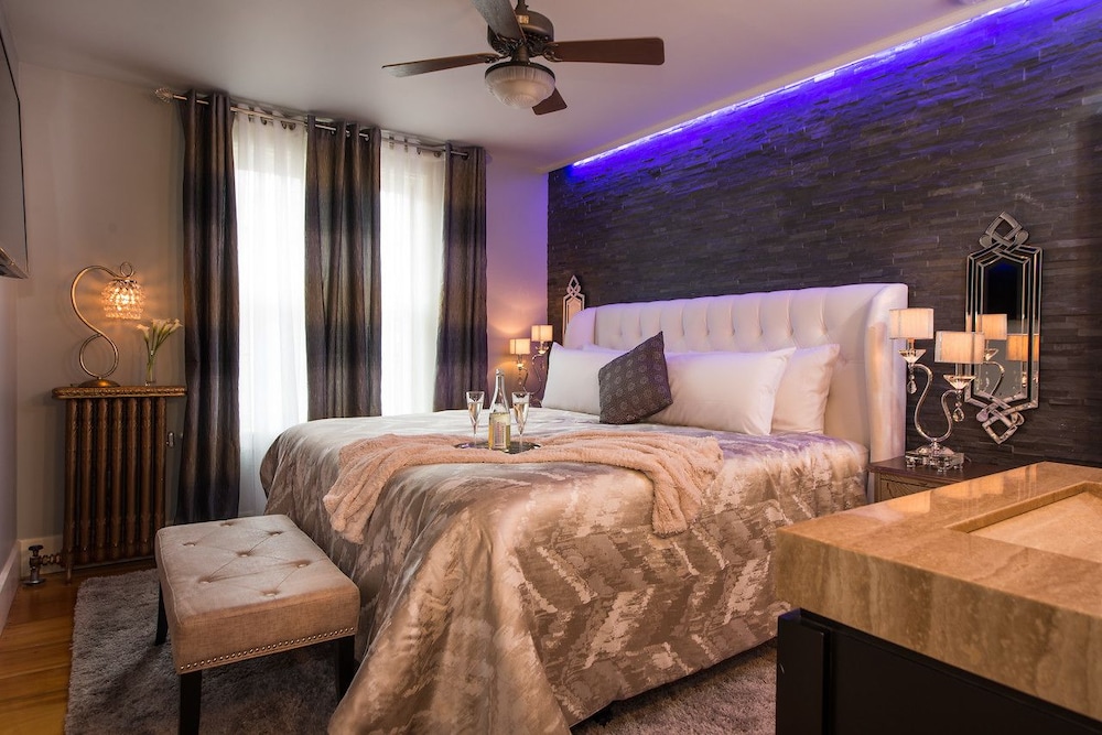 Signature Suite, 1 King Bed, Non Smoking photo 2