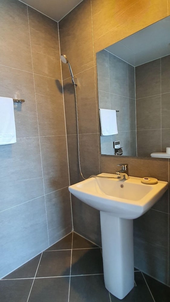 Premium Suite - Photo 13