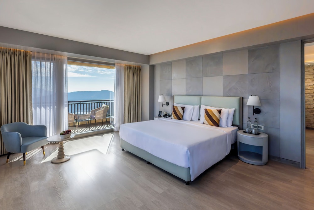Presidential Suite, 1 King Bed, Mountain View (Private Balconies)