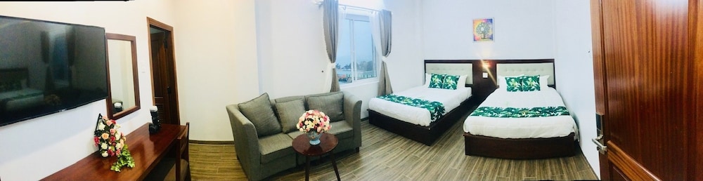 Grand Quadruple Room, 2 Queen Beds, City View photo 3