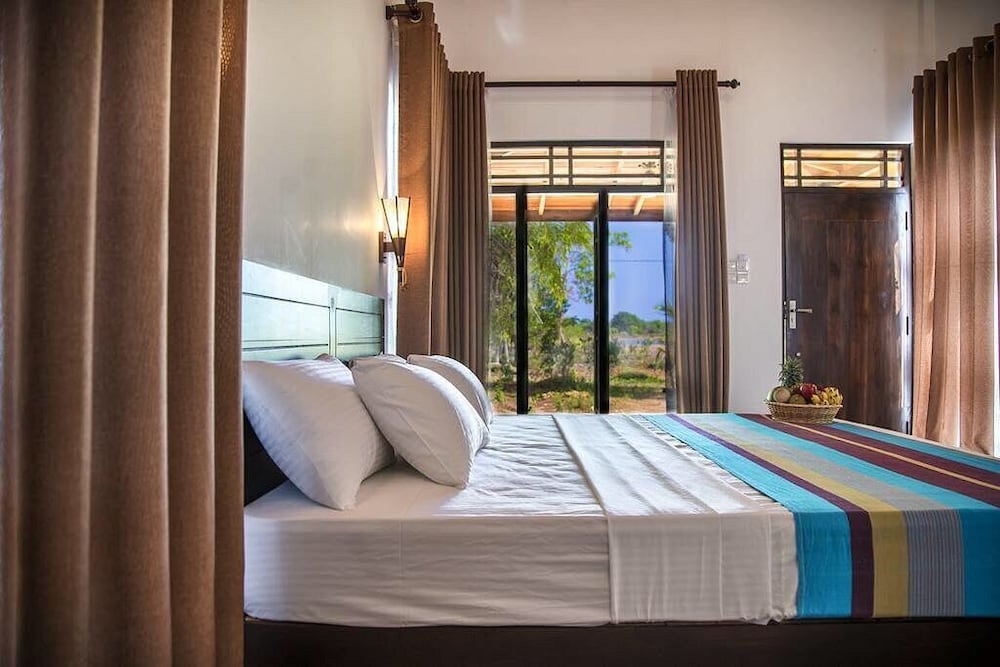 Economy Cottage, 1 King Bed, Non Smoking, Lake View photo 1