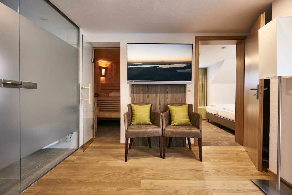 Suite, 2 Bedrooms, Sauna, Mountain View photo 2