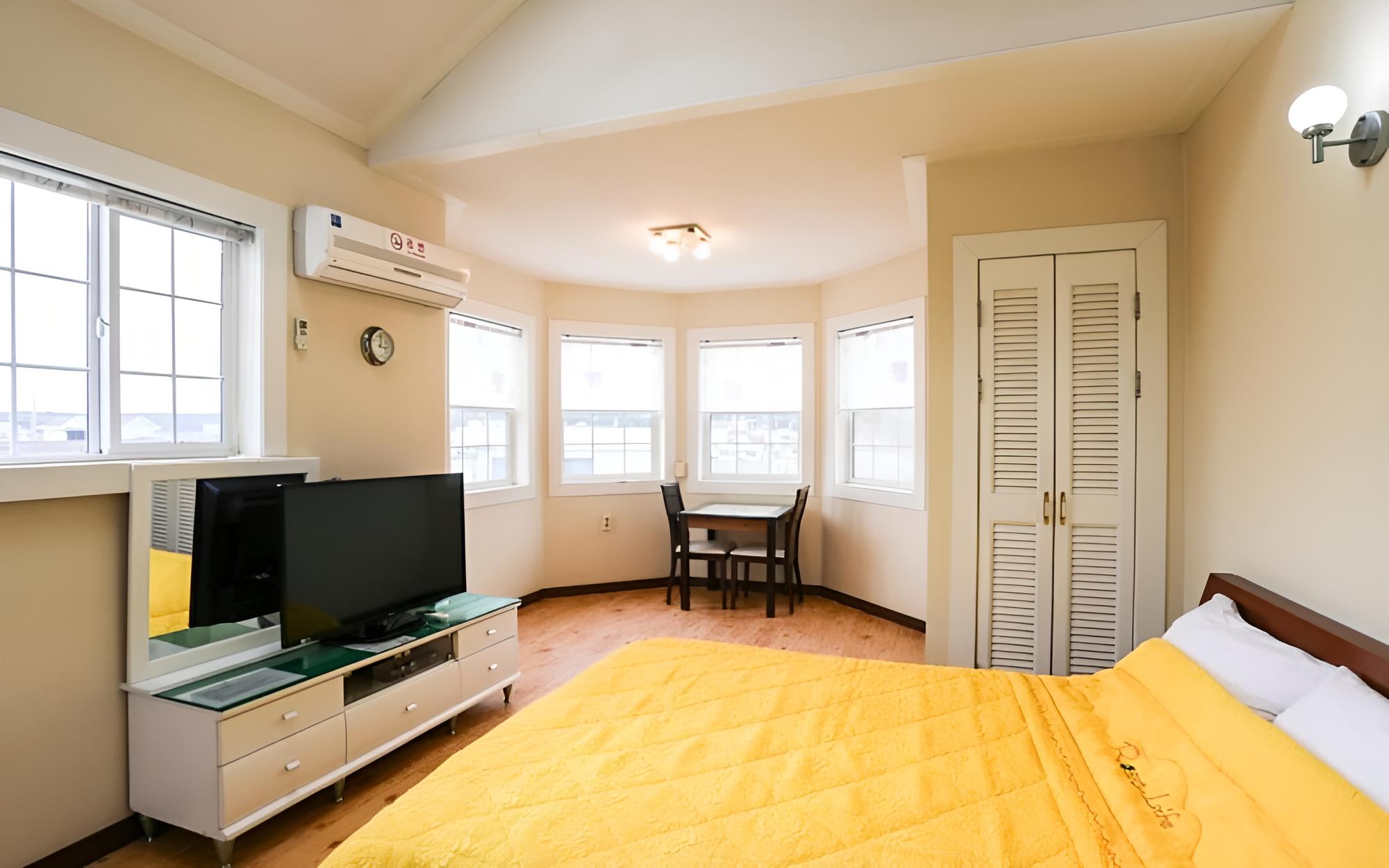 Room (Room 206)