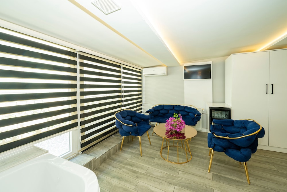 Elite Room, 1 Queen Bed, Jetted Tub, City View photo 3