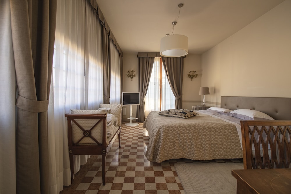 Panoramic Double Room, 1 King Bed, Terrace, City View photo 1