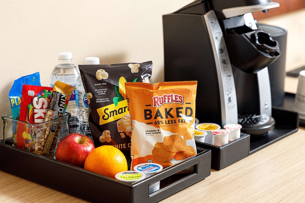 Room, 1 King Bed (Drinks & Snacks) - Photo 1