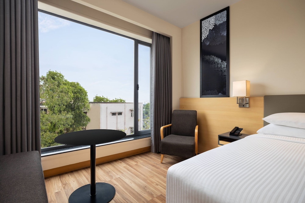Premium Room, 1 King Bed - Photo 3